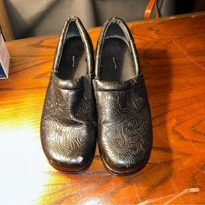 Yuu Black Embossed Slip-On Shoes Clogs